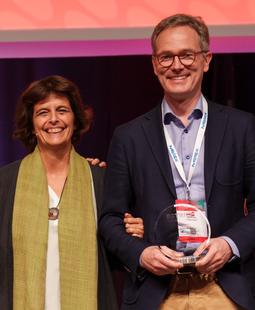 Prof. Tobias Derfuss and Dr. Mar Tintoré, ECTRIMS president, who presented him with the award.